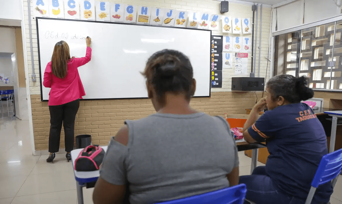MEC vai oferecer livros gratuitos e cursos de idiomas em plataformas
