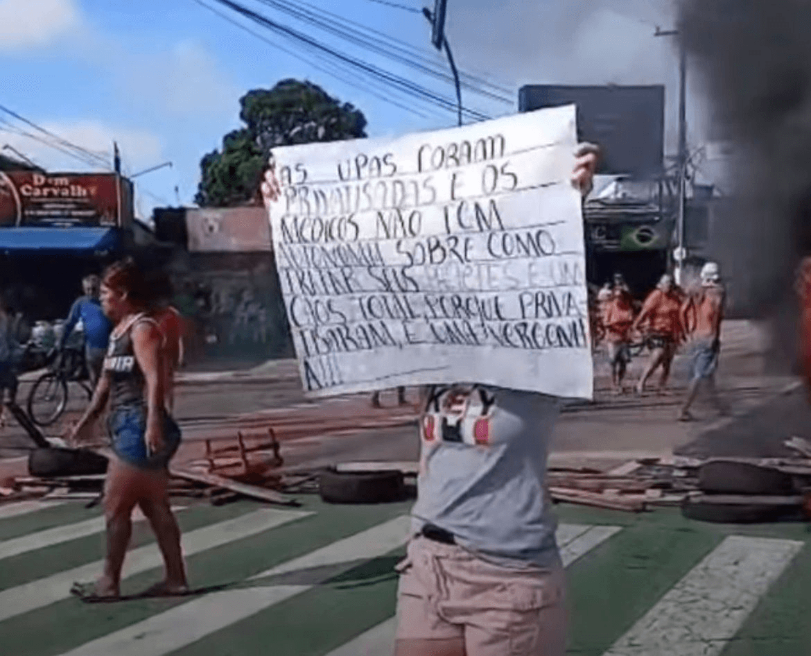 Moradores da Sacramenta protestam na Av. Pedro Álvares Cabral em Belém e pedem água