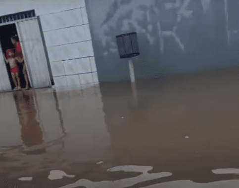 Moradores do conjunto Geraldo Palmeira em Ananindeua ficam ilhados durante chuva desta sexta, 20