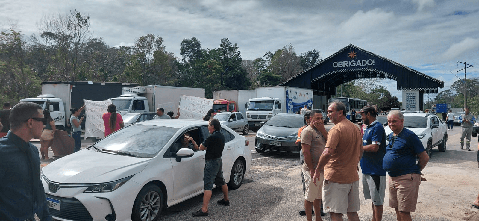 Moradores fecham entrada de Mosqueiro em protesto para conseguir leito para jovem