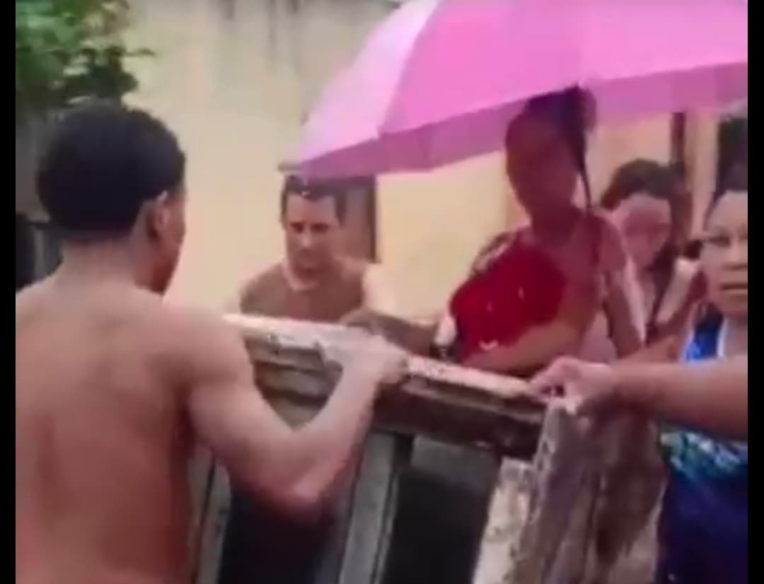 Moradores usam geladeira para resgatar recém-nascido e mãe de inundação em Ananindeua