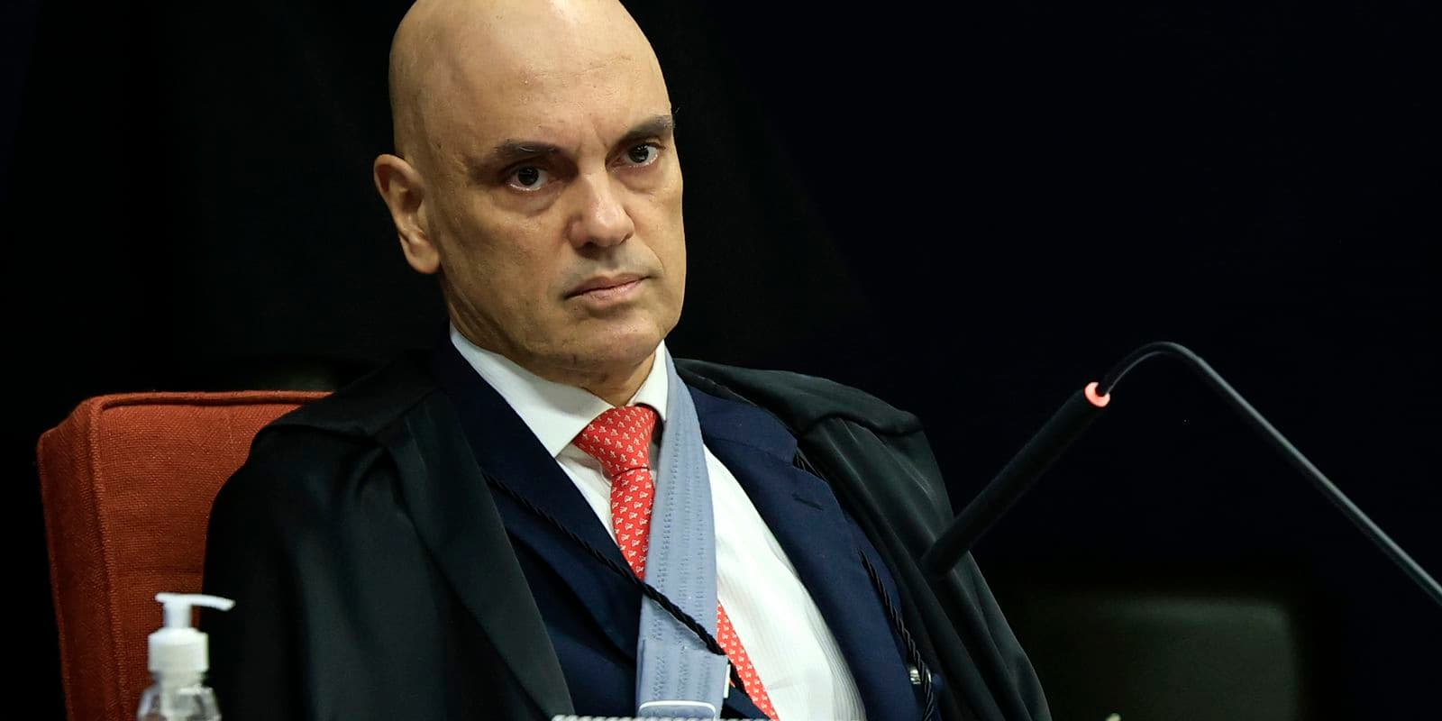 Moraes autoriza Bolsonaro a deixar a prisão para fazer cirurgia, mas nega prisão domiciliar