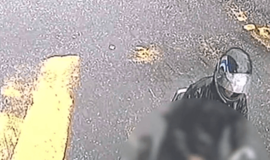Motociclista é flagrado praticando ato obsceno contra mulher, em Belém; polícia pede que denúncias sejam feitas