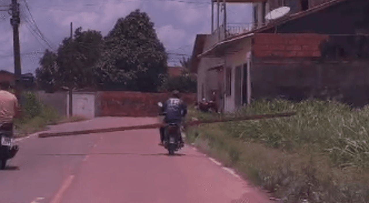Motociclista é flagrado transportando pedaço de madeira e bloqueando parte da via em São Miguel do Guamá
