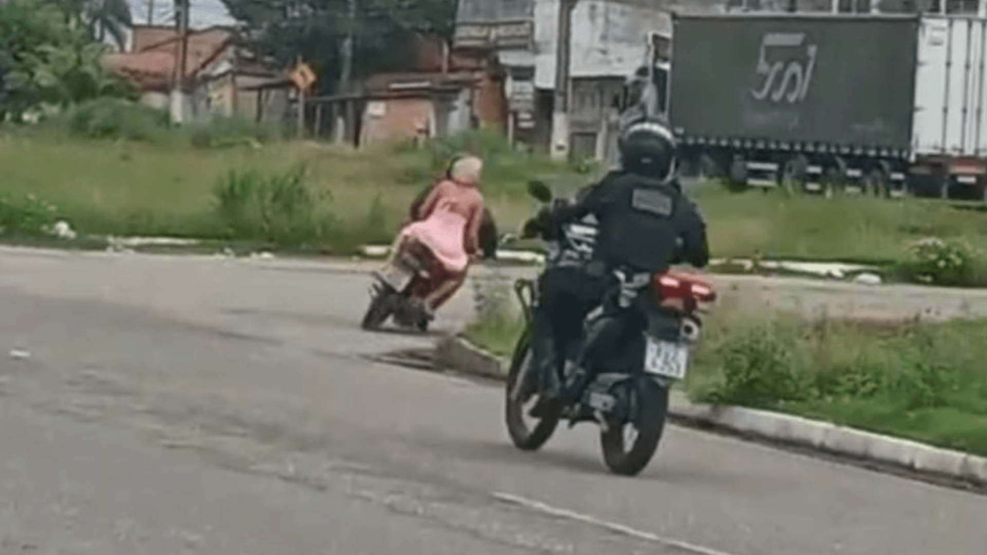 Motociclista fura blitz da Guarda Municipal e foge em alta velocidade na Av. Independência