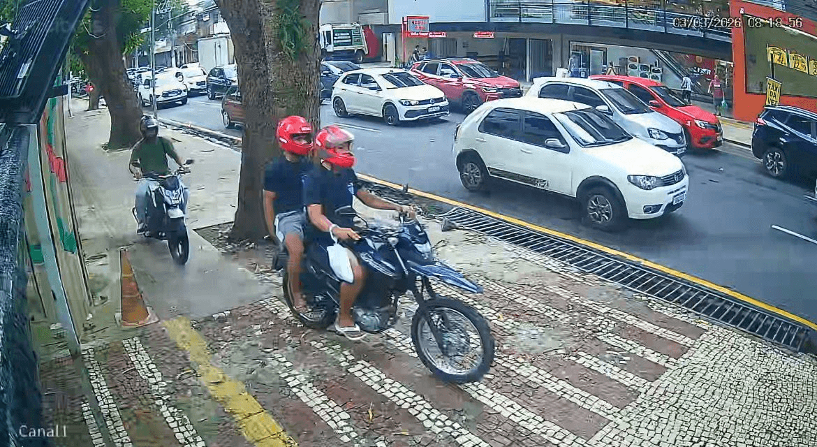 Motociclistas são flagrados trafegando na calçada no bairro de Nazaré, em Belém