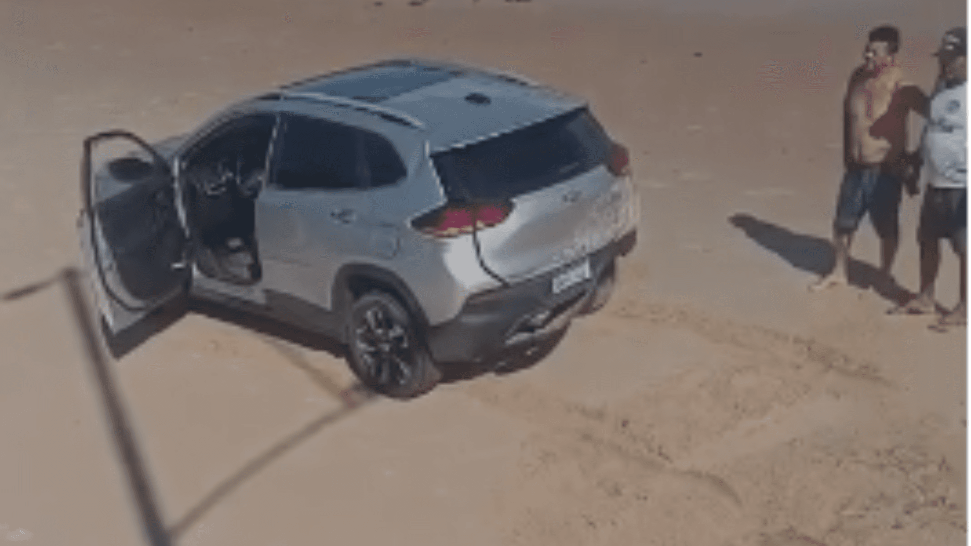 Vídeo: Motorista perde o controle e veículo vai parar na faixa de areia em Mosqueiro
