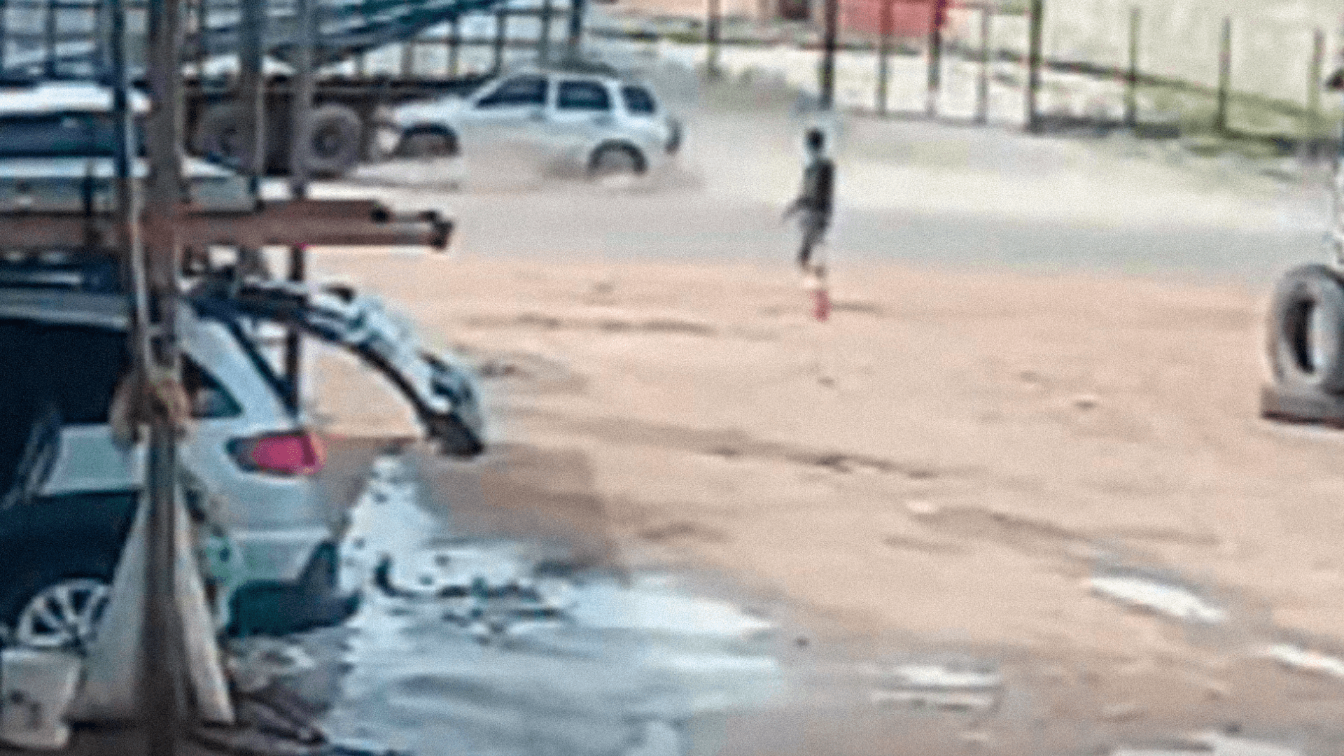 Mulher fica gravemente ferida após carro colidir com caminhão na PA-370, em Santarém