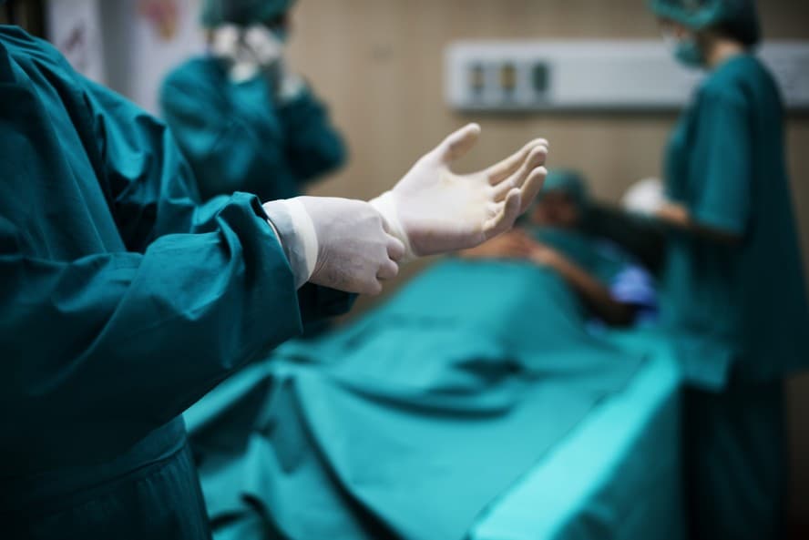 Mulher morre após falso 'médico' embriagado realizar cirurgia assistindo a tutorial no YouTube