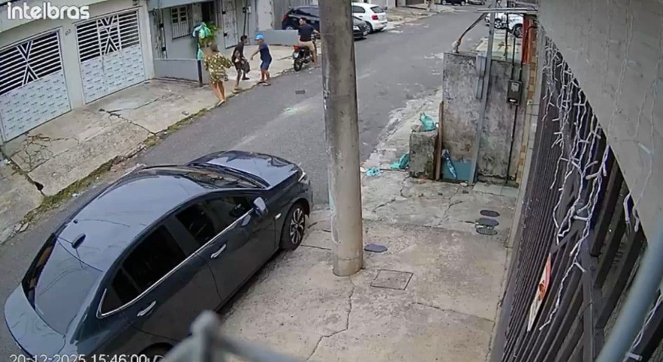 Mulher tem bolsa levada durante assalto no bairro da Pedreira