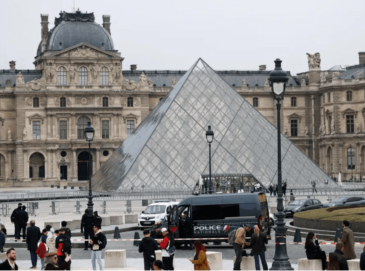 Museu Louvre, em Paris, segue fechado depois de roubo de joias valiosas