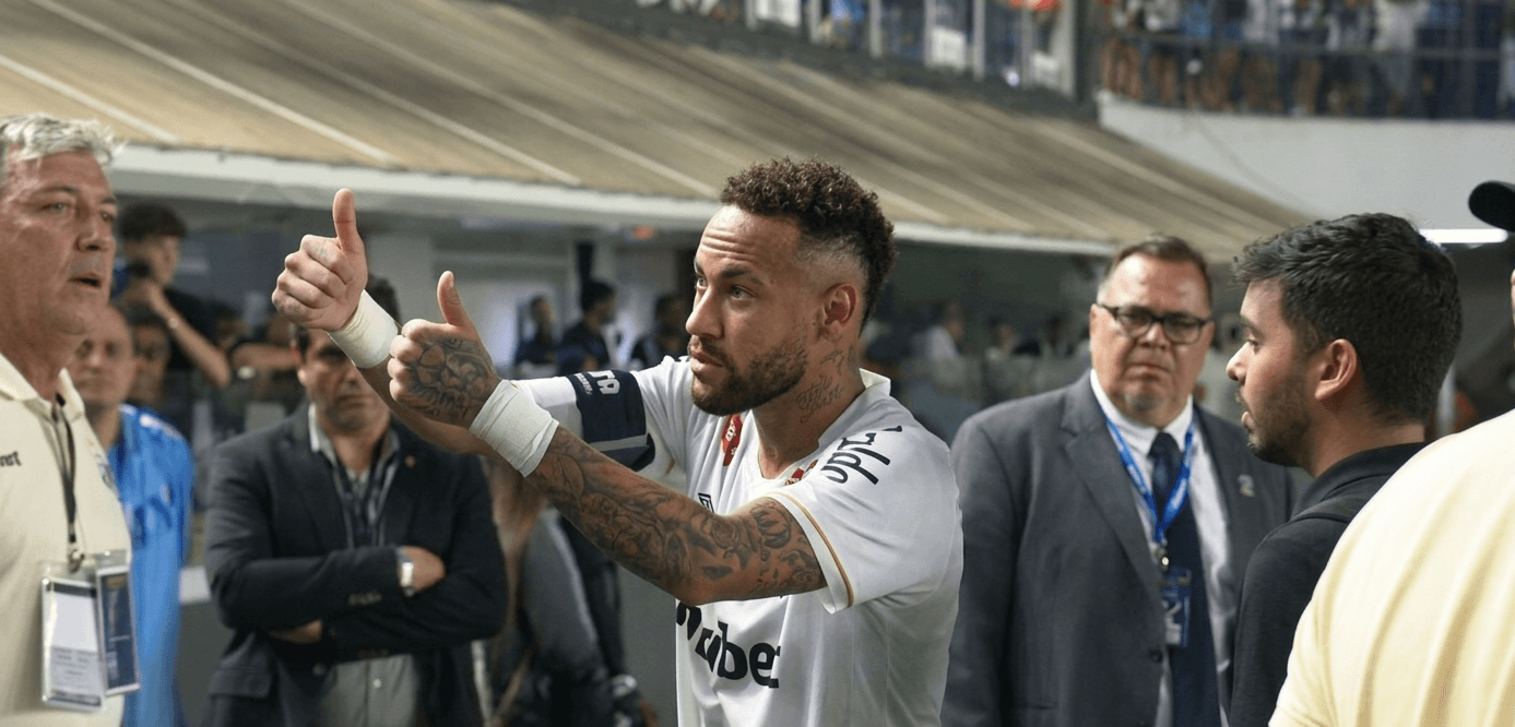 Neymar discute com torcedor do Santos após empate na Vila: 'Devia ter treinado mais, tá gordinho'