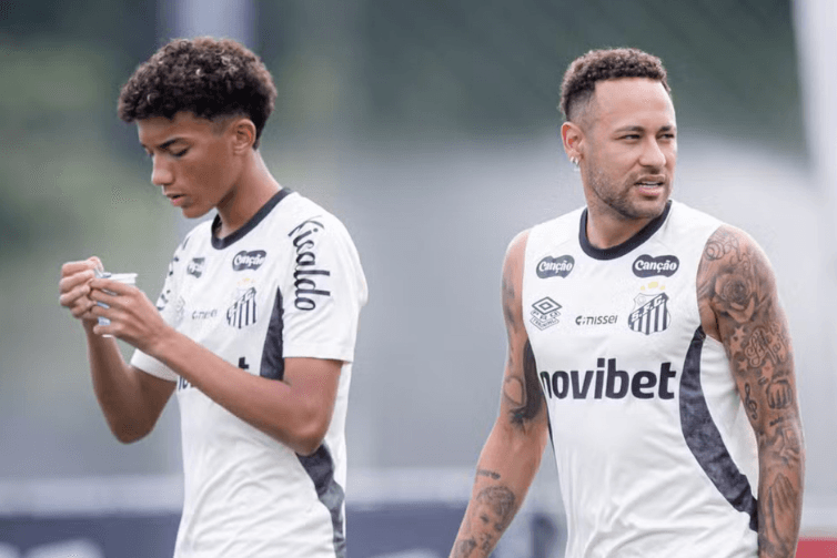Neymar se desentende com filho de Robinho durante treino do Santos; atacante teria dado 'rasteira' no jovem