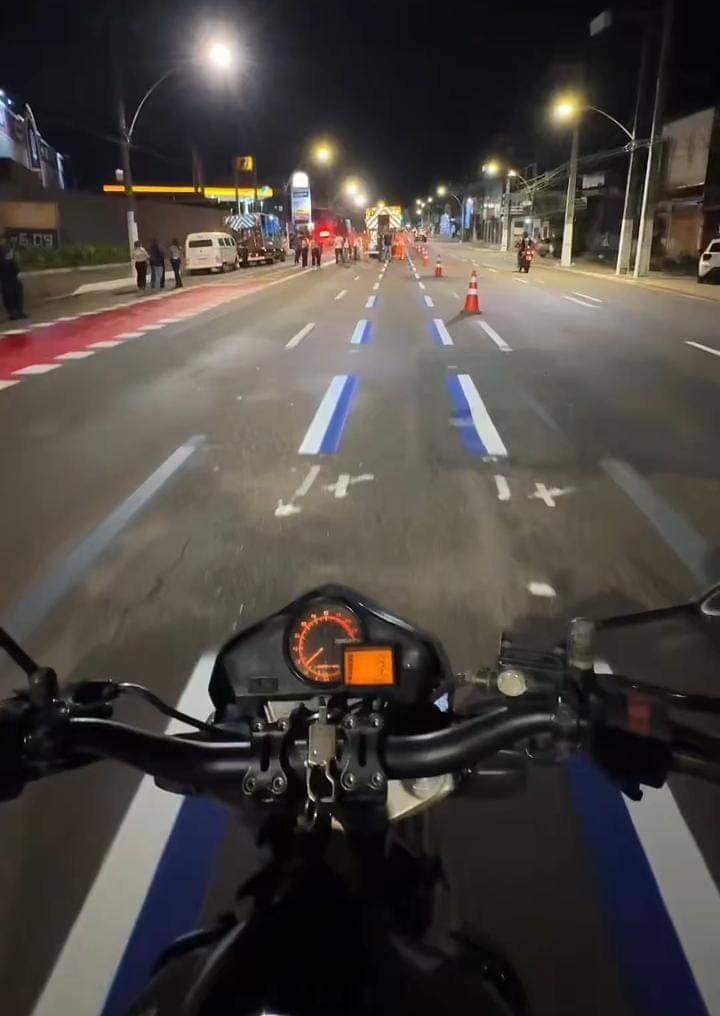 Nova faixa implantada na avenida Pedro Álvares Cabral, em Belém, cria corredor exclusivo para motociclistas