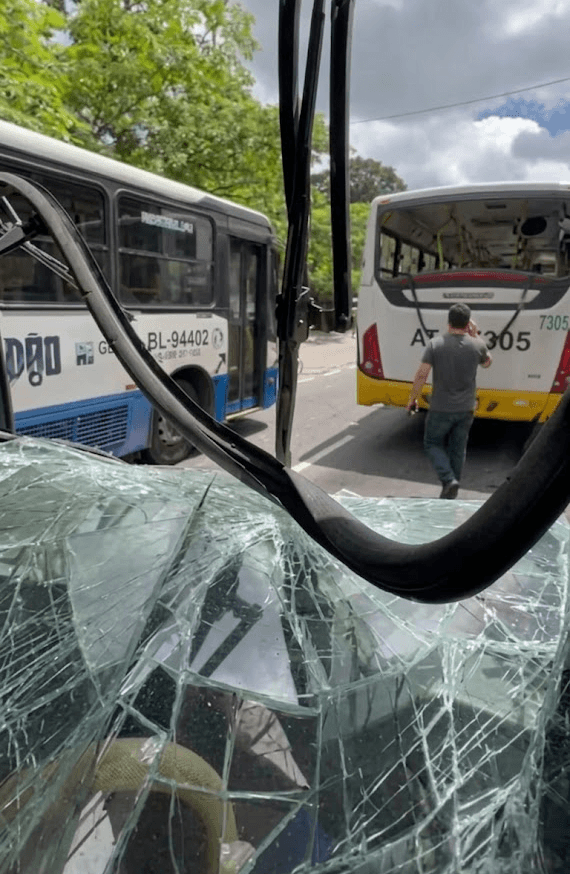Ônibus colidem na Av. Almirante Barroso e passageiros ficam feridos