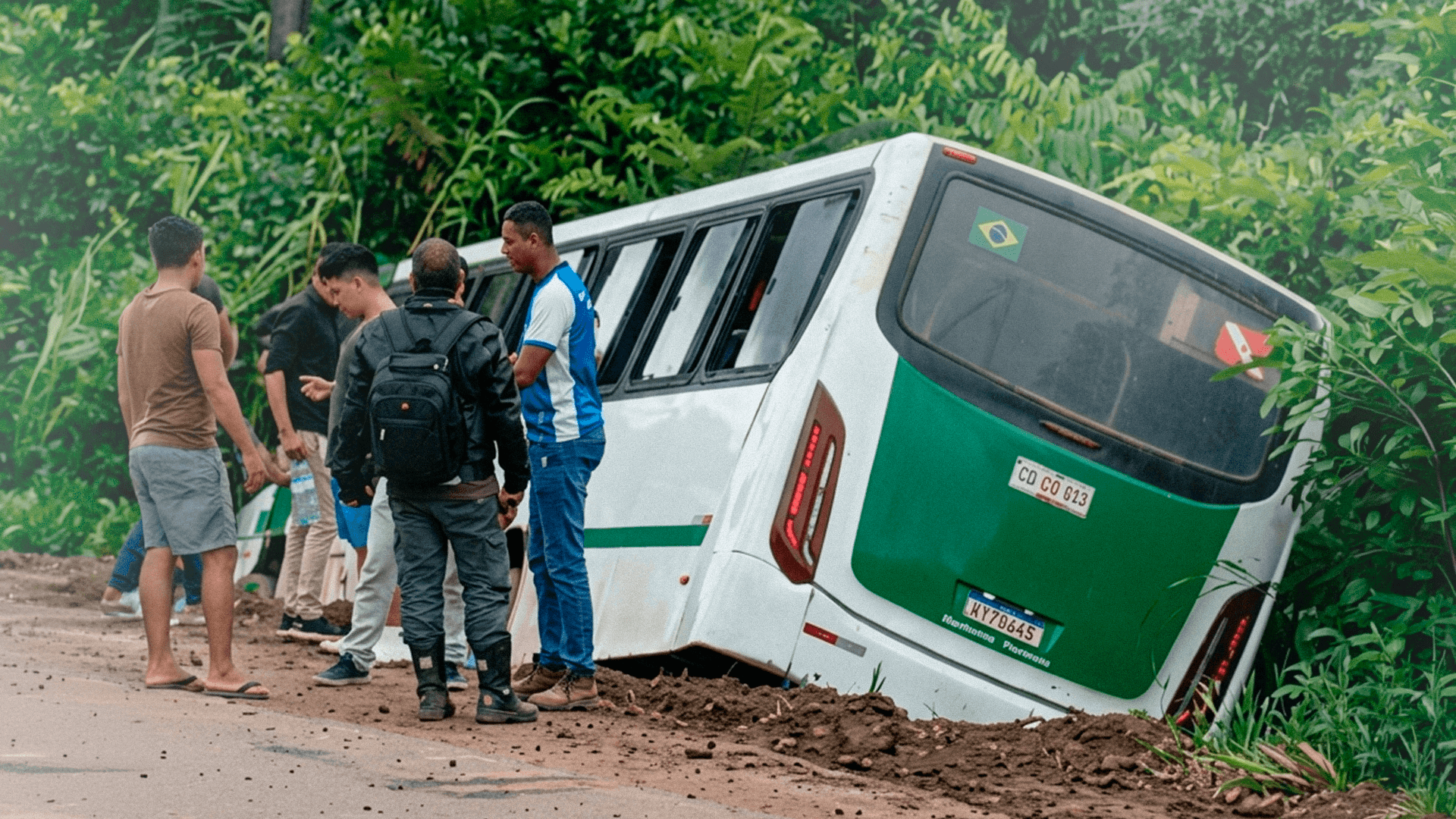 Ônibus tomba em córrego e deixa passageiros feridos na entrada de Abaetetuba