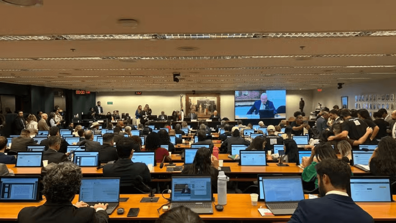 Oposição pede vista e adia votação de PECs sobre escala 6x1 na CCJ