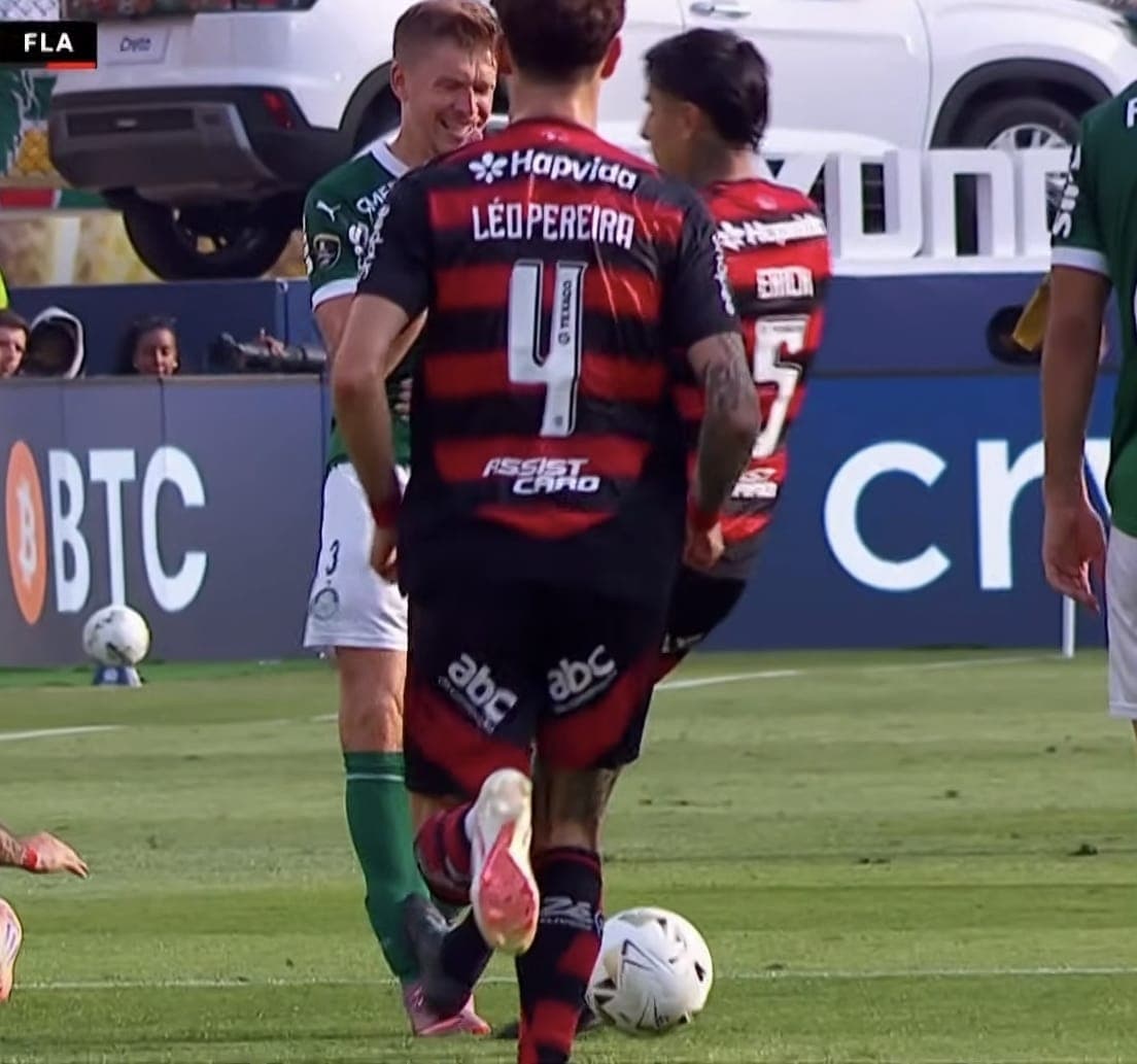 Palmeiras x Flamengo: Pulgar acerta solada em Fuchs, que cai com dores; era vermelho?