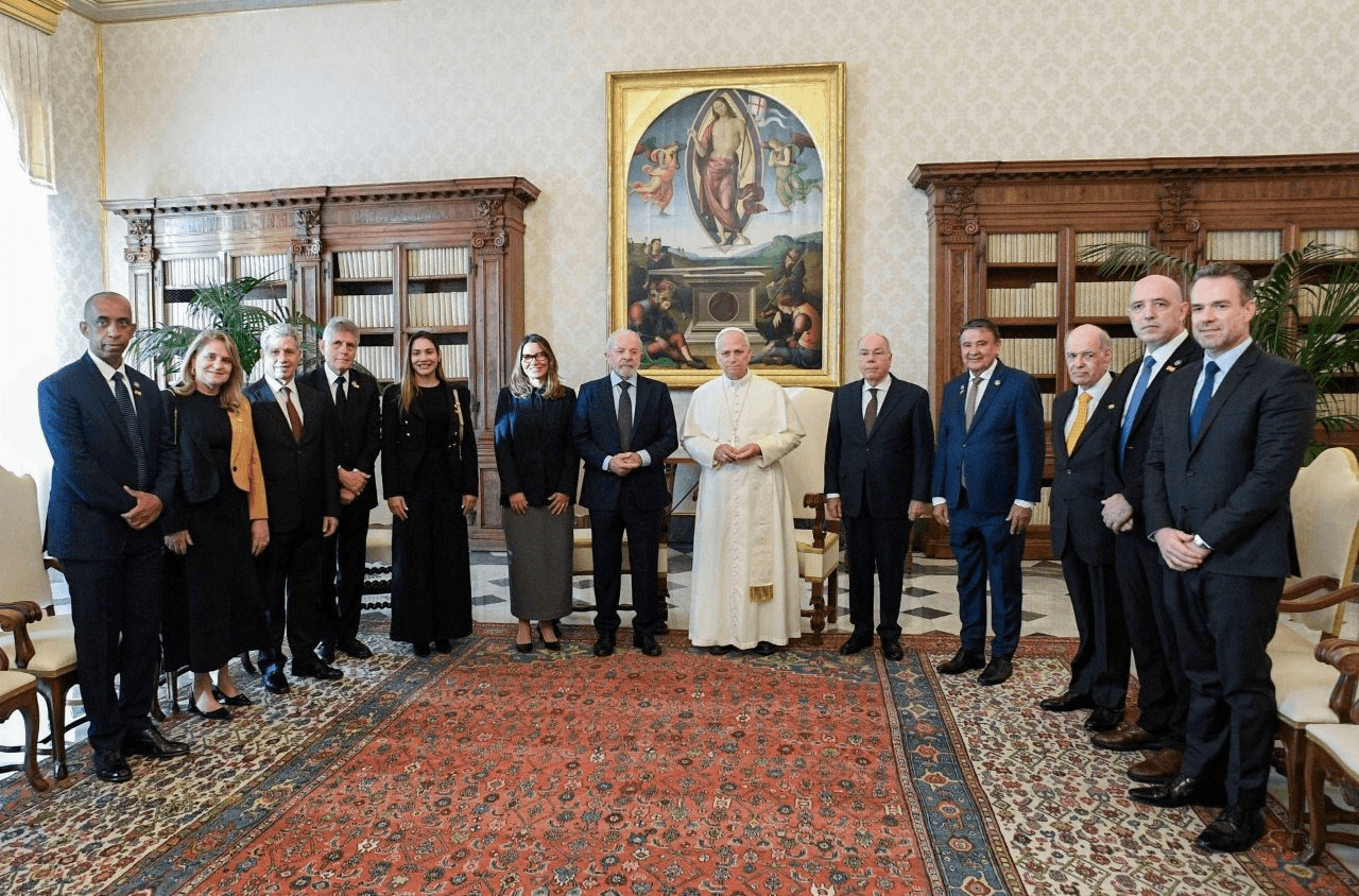 Papa Leão XIV se encontra com Lula e diz que não irá para a COP30, em Belém