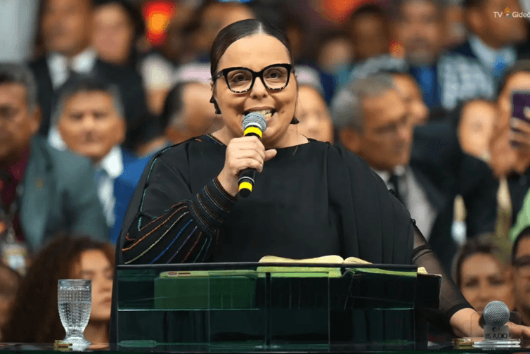 Pastora viraliza ao incentivar denúncias de violência doméstica durante congresso evangélico