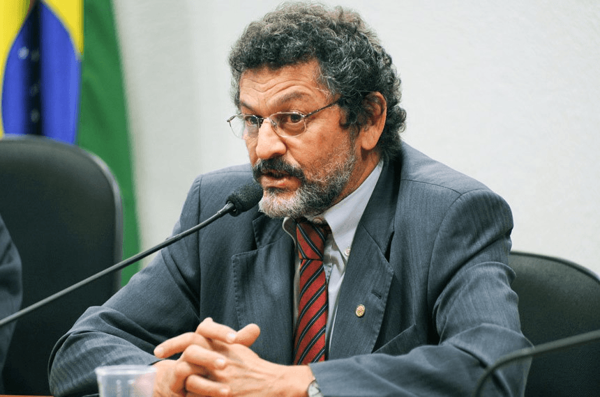 Paulo Rocha é retirado de voo em Brasília