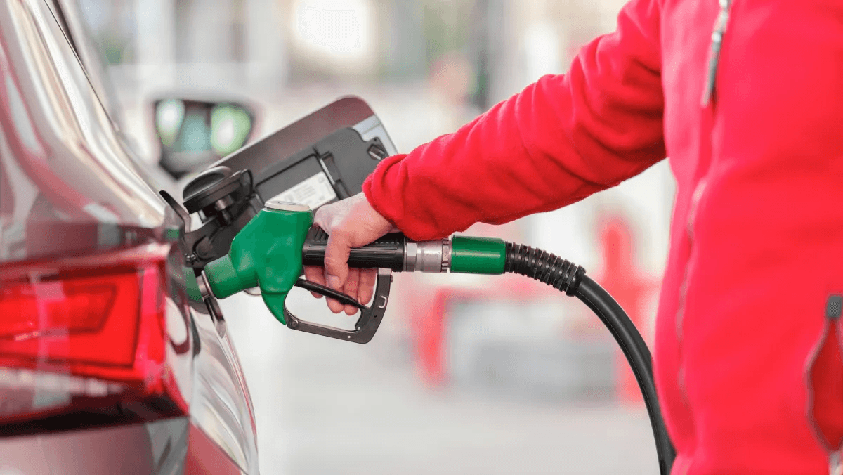 Petrobras anuncia nova redução no preço da gasolina; valor cai R$ 0,14 por litro a partir desta terça (21)