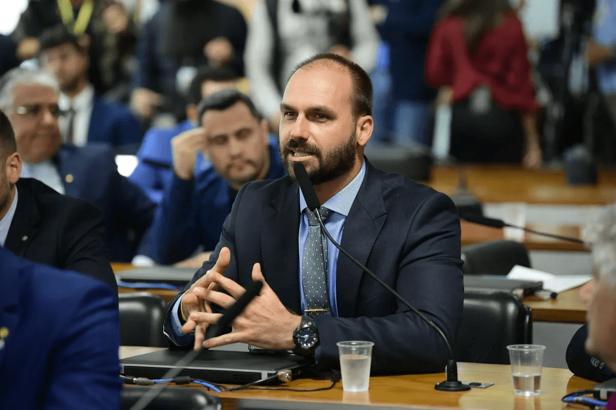 PF afasta Eduardo Bolsonaro de cargo de escrivão por faltas injustificadas