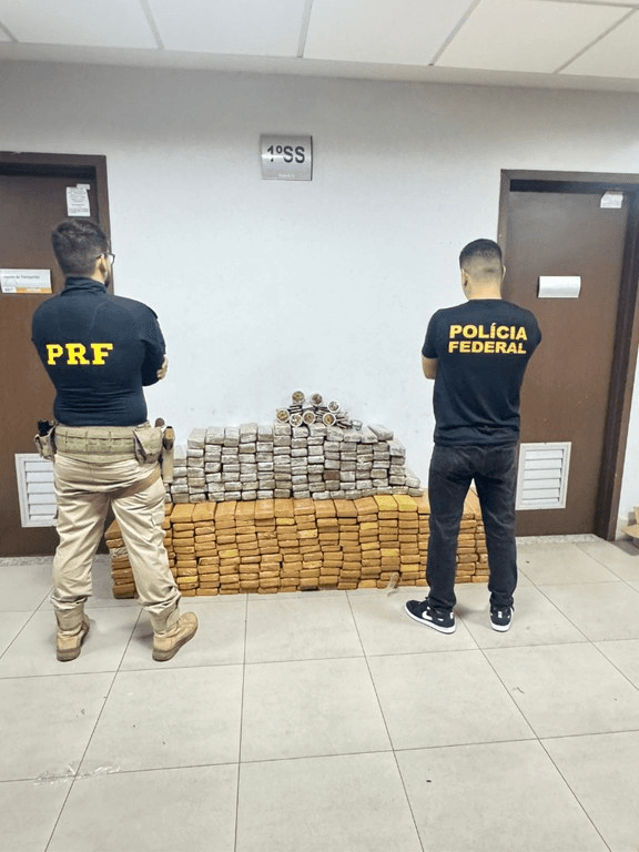 PF e PRF apreendem 383 kg de maconha em Santa Maria, no Pará; duas pessoas foram presas