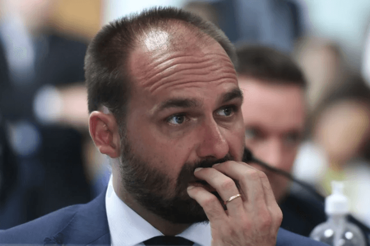 PF exige retorno imediato de Eduardo Bolsonaro às funções como policial federal