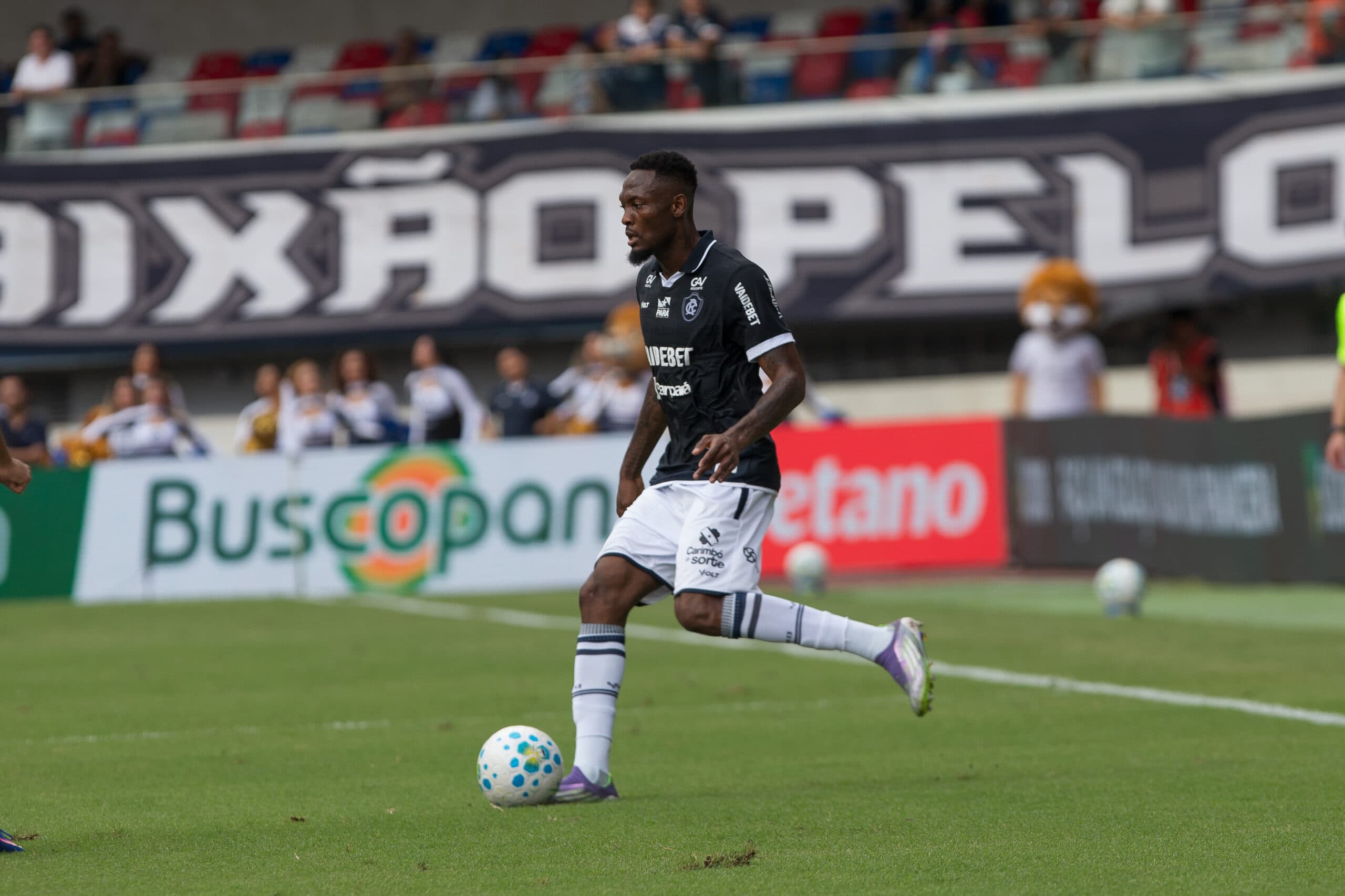 Pilar de Léo Condé, zagueiro Tchamba exalta força da torcida do Remo: 'nos ajuda todo dia'