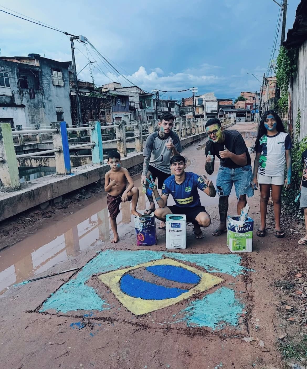 Pintura da bandeira do Brasil em rua de lama em Belém viraliza e divide opiniões de internautas