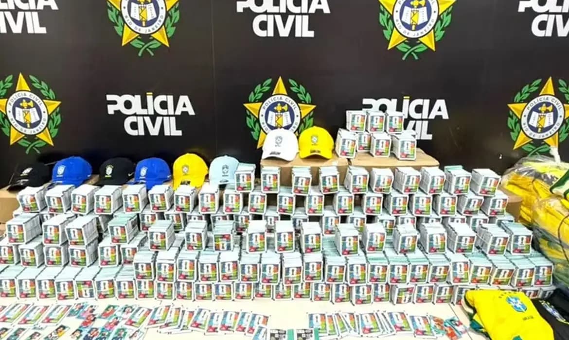 Polícia apreende mais de 200 mil figurinhas falsificadas da Copa no Rio de Janeiro