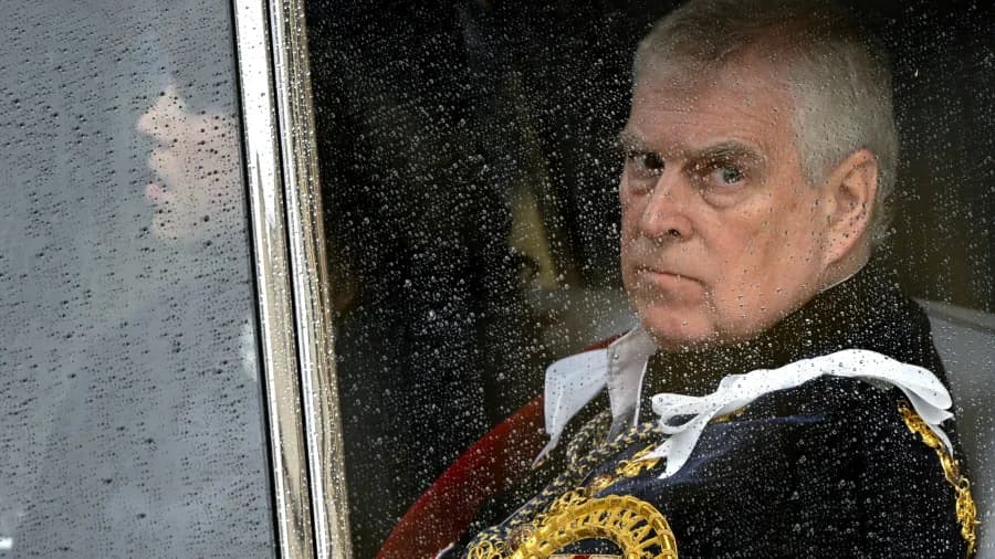 Príncipe Andrew renuncia oficialmente a títulos reais, incluindo o de Duque de York