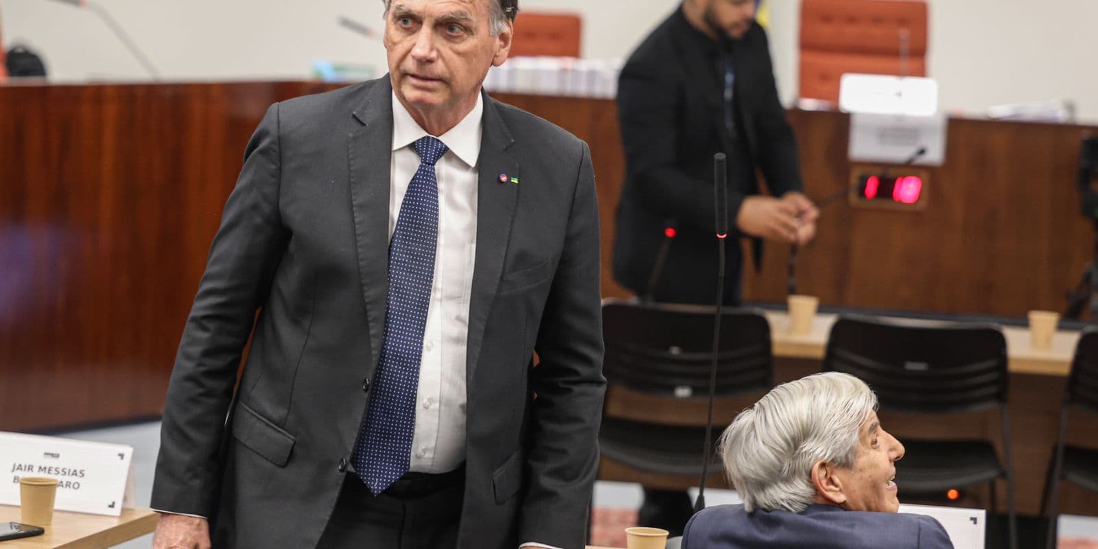 Prisão domiciliar: saiba o que Bolsonaro está proibido de fazer