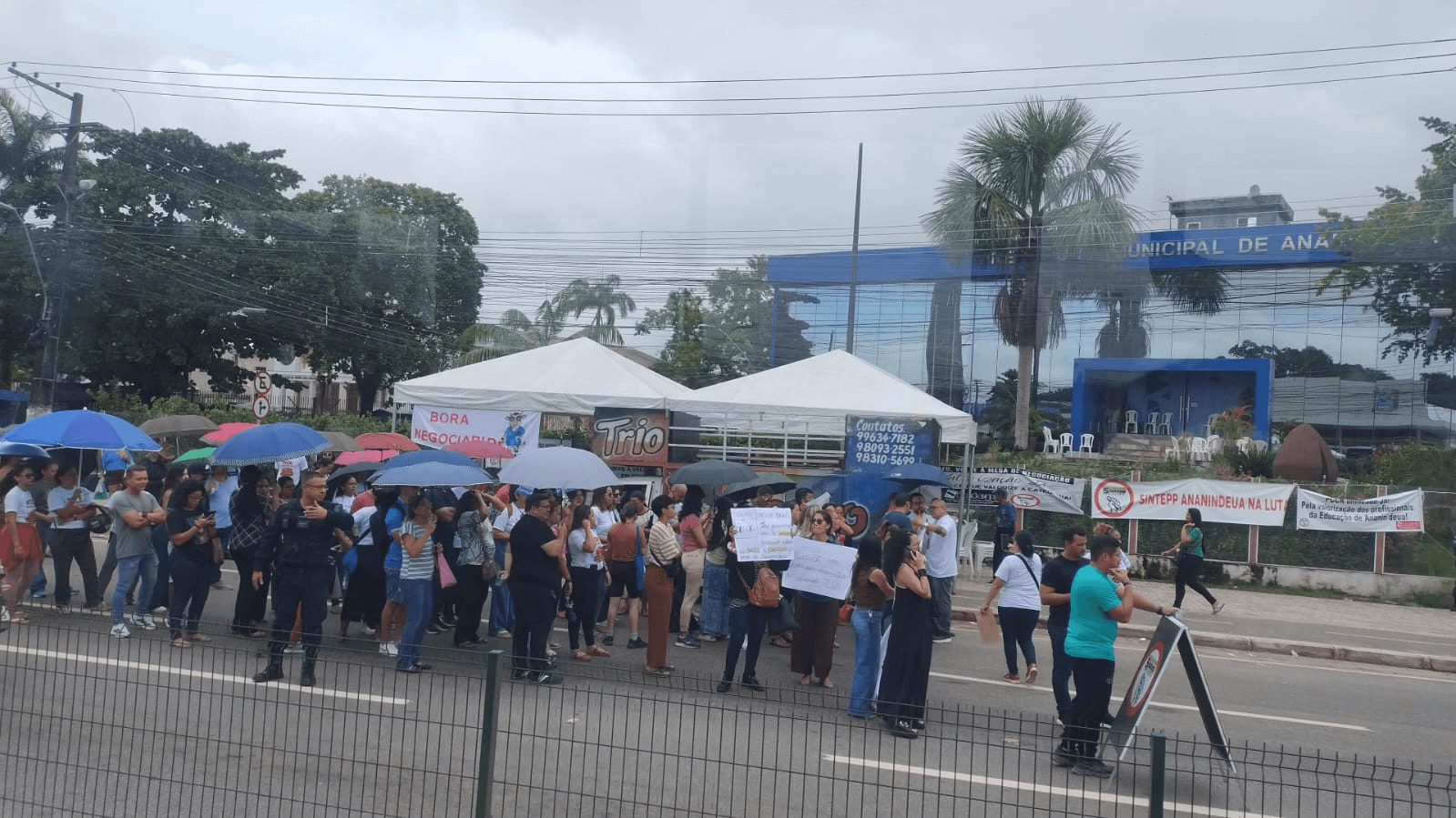 Professores em greve ocupam prédio da Prefeitura de Ananindeua e protestam na BR-316