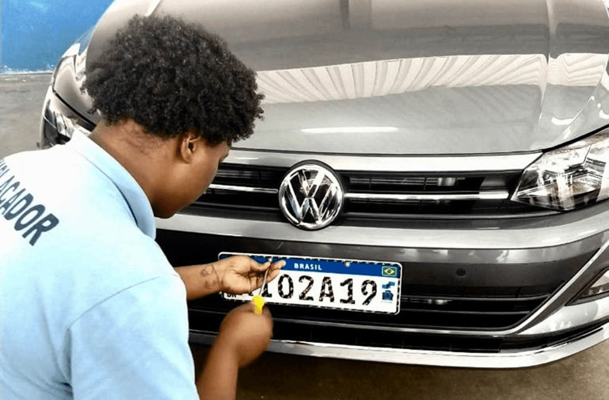 Projeto quer trazer de volta estado e município nas placas de veículos