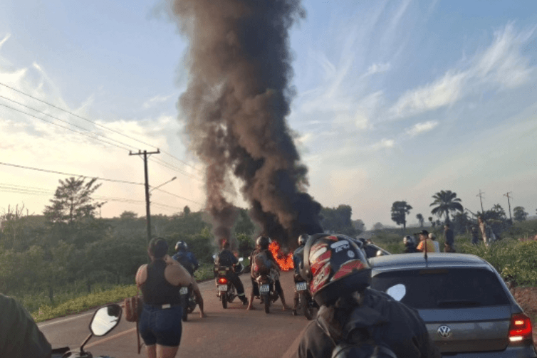 Protesto bloqueia PA-136 e moradores cobram melhorias em estrada rural