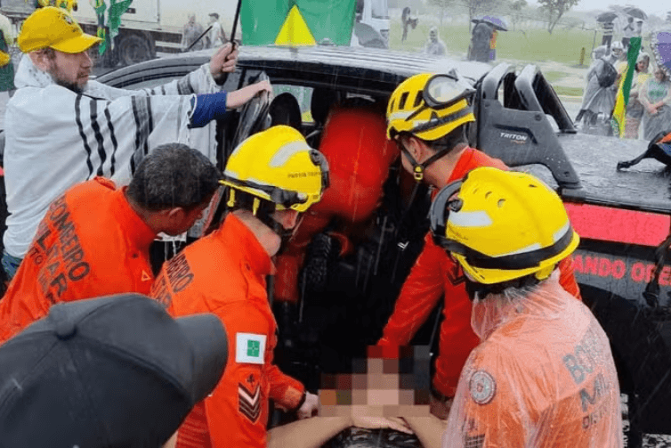 Queda de raio em ato de Nikolas por liberdade de Bolsonaro deixa feridos em Brasília