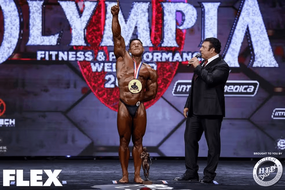 Ramon Dino faz história e se torna o primeiro brasileiro campeão mundial de fisiculturismo no Mr. Olympia 2025