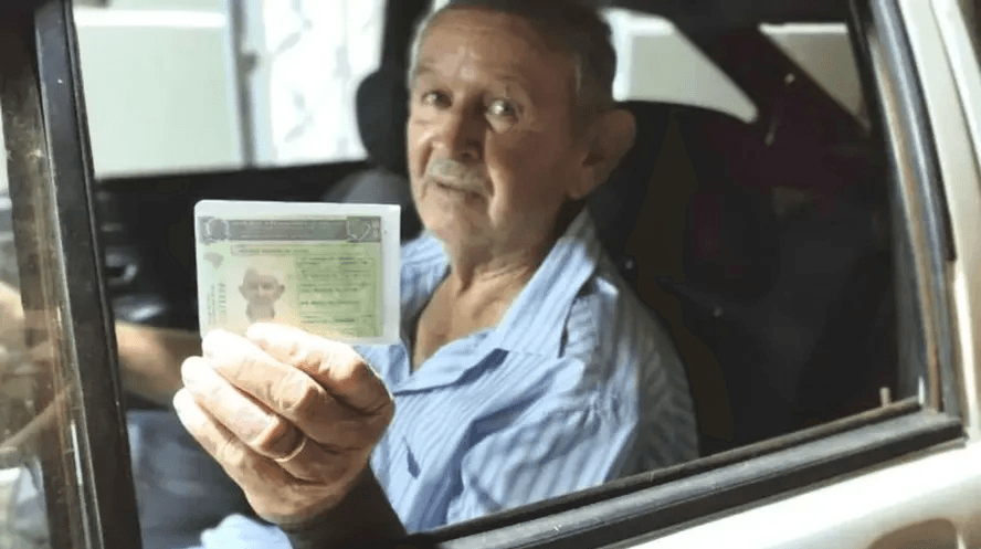 Regra que restringe renovação automática de CNH para idosos levanta debate num país que envelhece cada vez mais