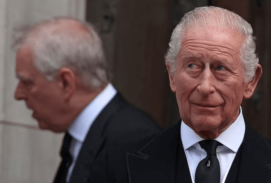 Rei Charles III se pronuncia após prisão do irmão mais novo e ex-príncipe Andrew: 'A lei deve seguir seu curso'