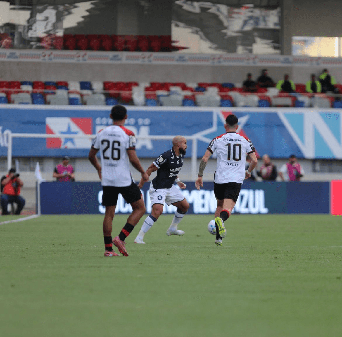 Remo tem jogador expulso e perde de virada para o Athletico-PR em Belém