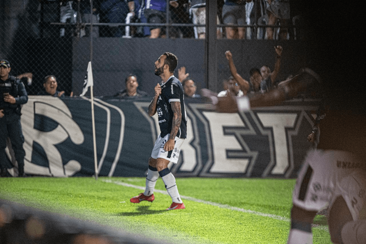 Remo vence Athletico-PR e cola no G4 da Série B