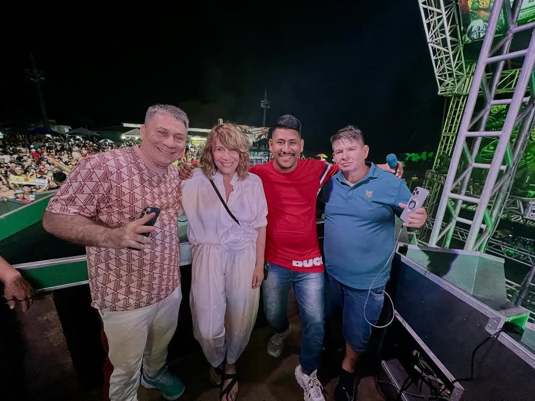 Renata Sorrah marca presença na aparelhagem Crocodilo, em Belém