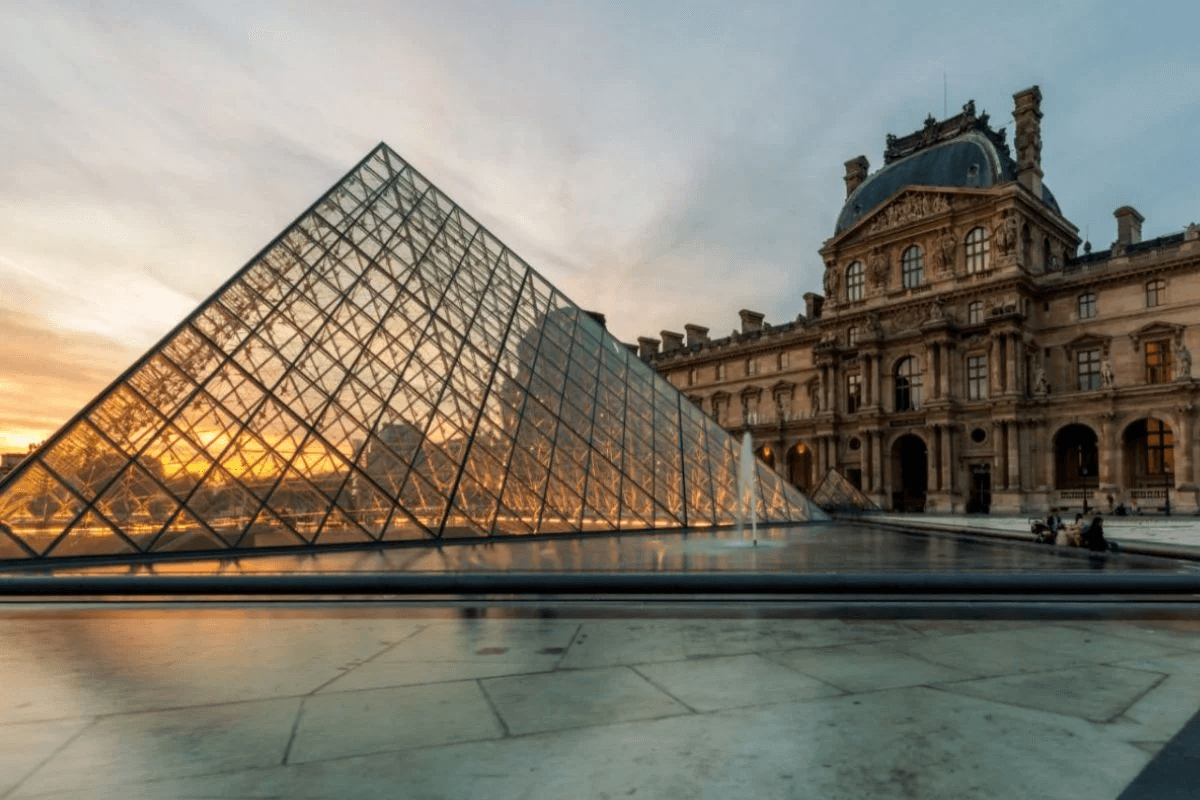 Roubo no Louvre: criminosos levam joias da coroa francesa em ação de quatro minutos