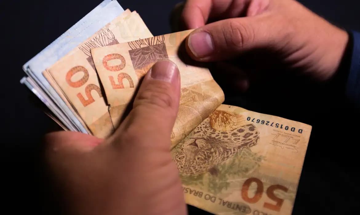 Salário mínimo de 2026 será de R$ 1.621 após reajuste oficial. Governo publica decreto