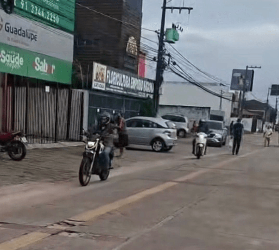 Sem fiscalização, carros e motos cometem infração trafegando na calçada, na Av. Augusto Montenegro
