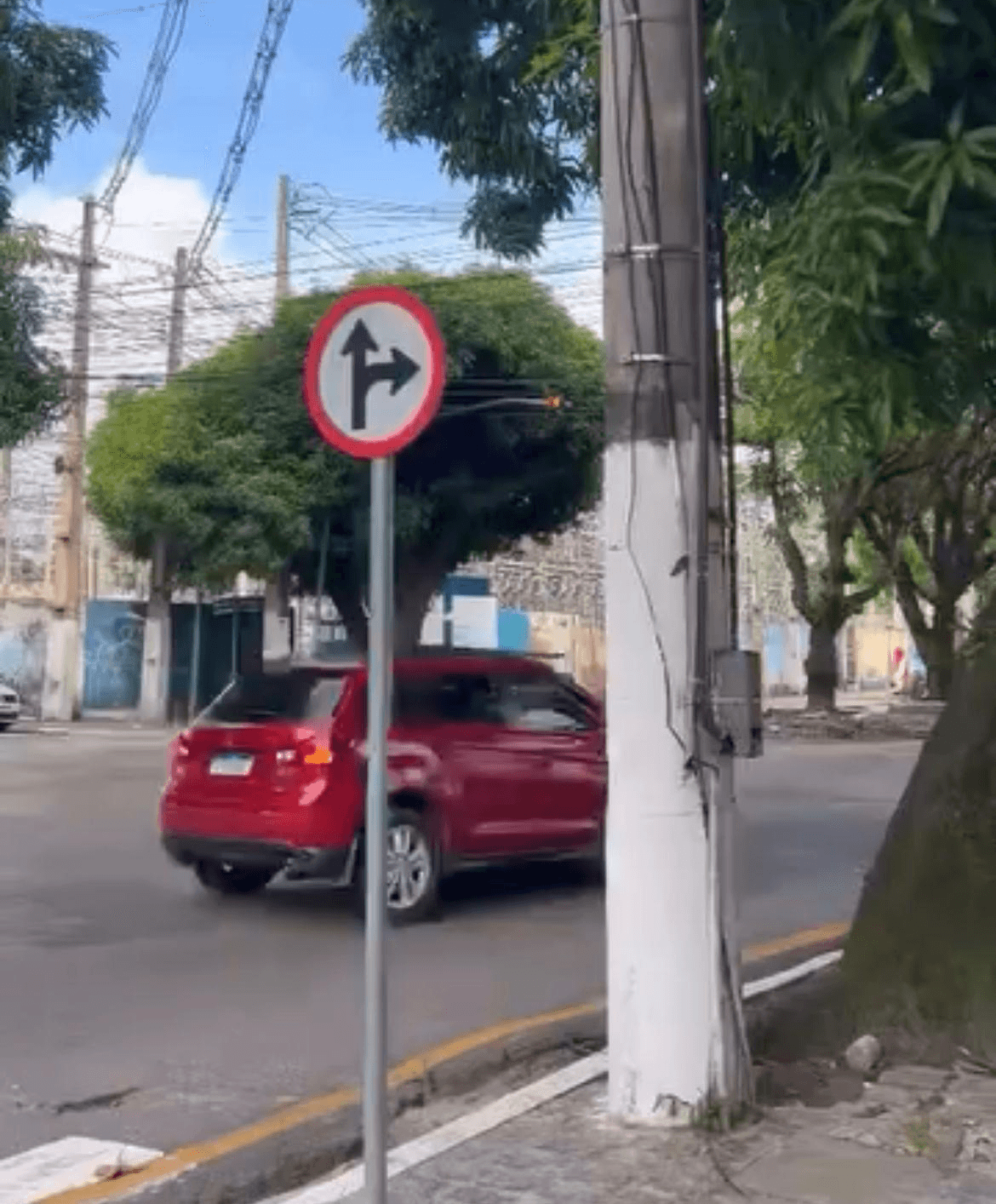 Semáforo com problema em avenida de Belém dificulta travessia e coloca pedestres em risco