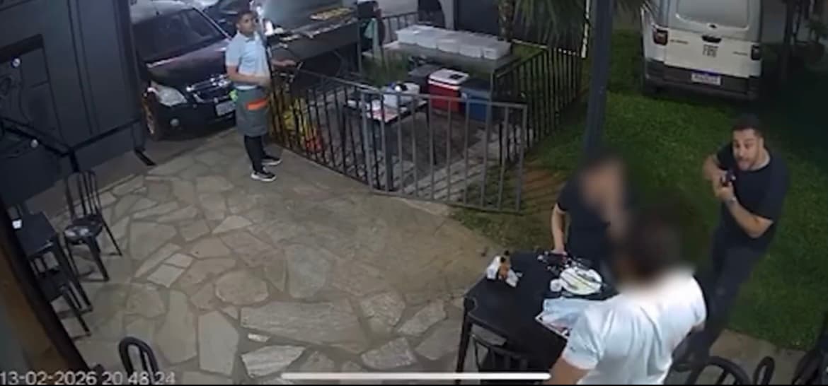 Servidor da PF saca pistola e ameaça dois homens por achar que eram um casal