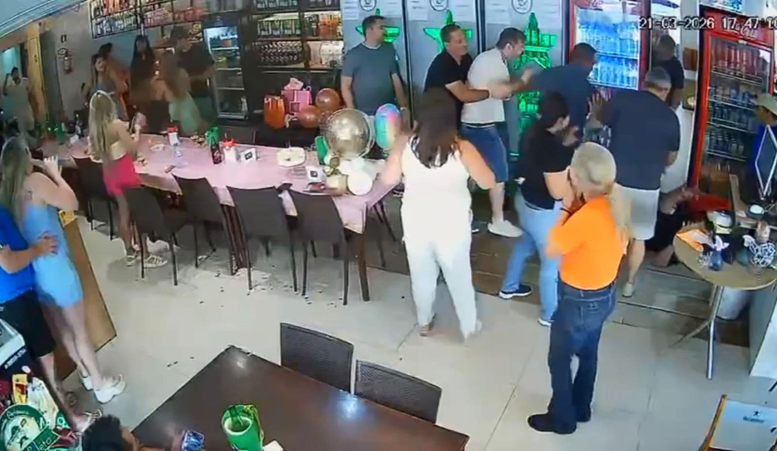 Servidor público é flagrado por câmeras de segurança em confusão com agressão dentro de conveniência, em Belém